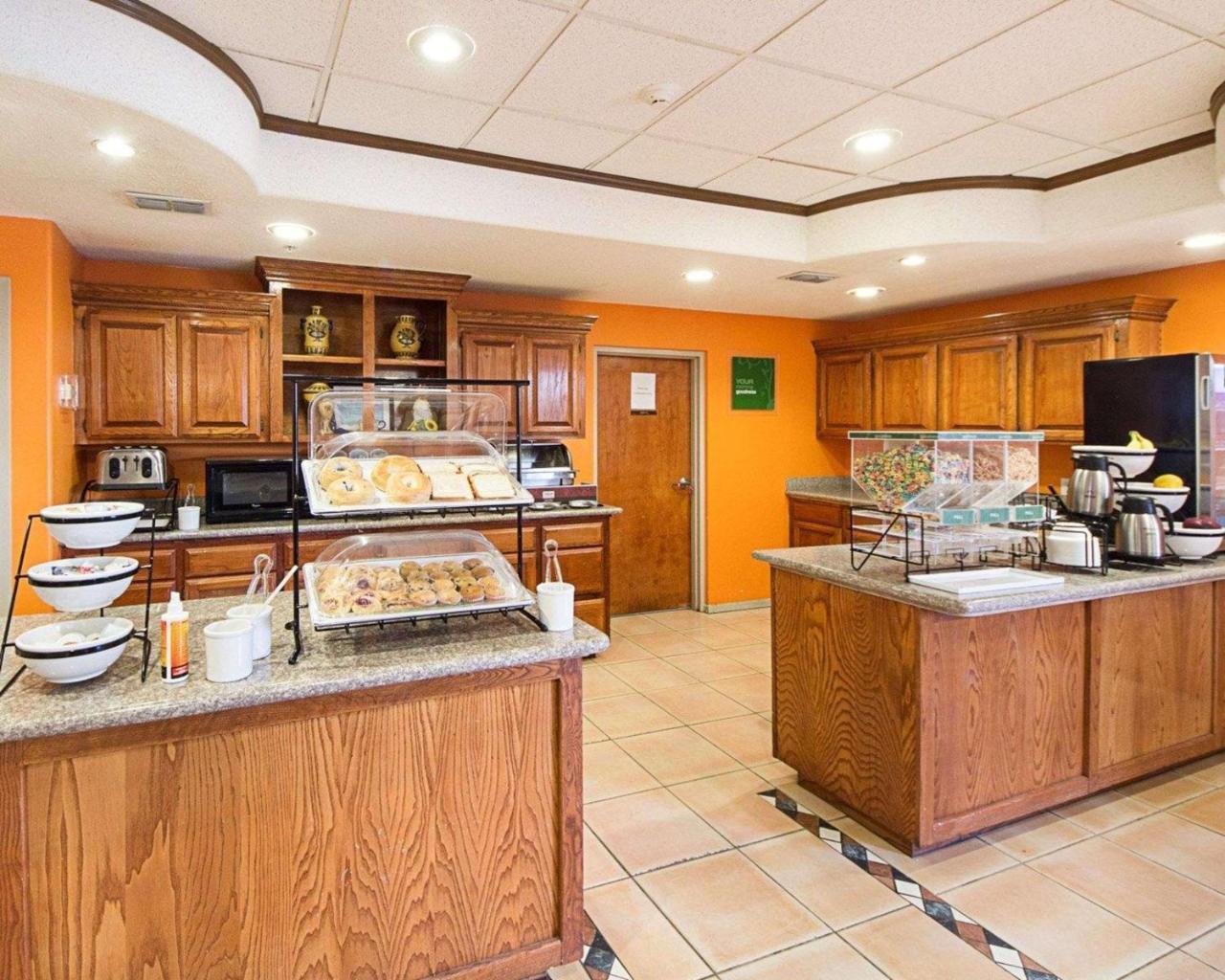 Comfort Inn Near Medical Center Мишън Екстериор снимка